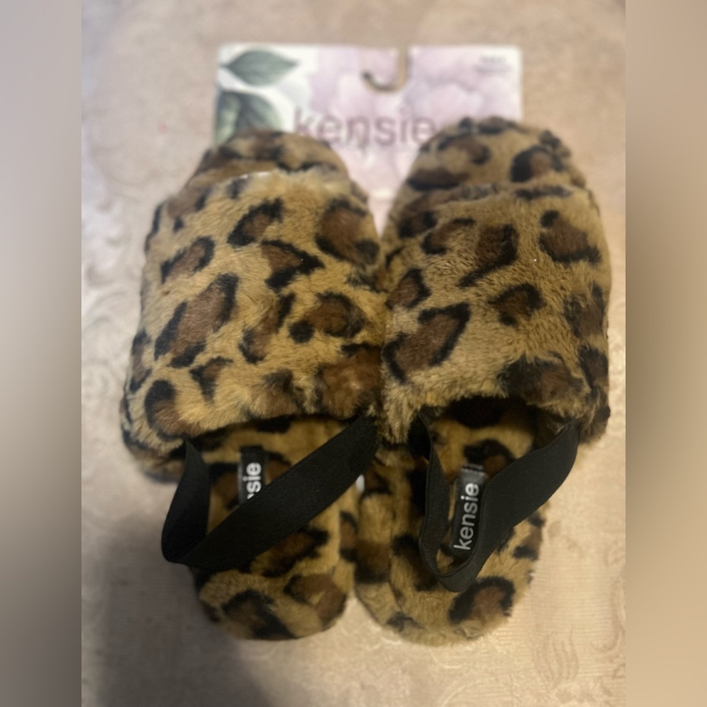 Kensie women’s leopard print faux fur slippers size 8